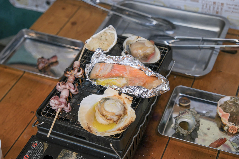 浜焼きの網の上にはいい感じに焼き上がった食材が