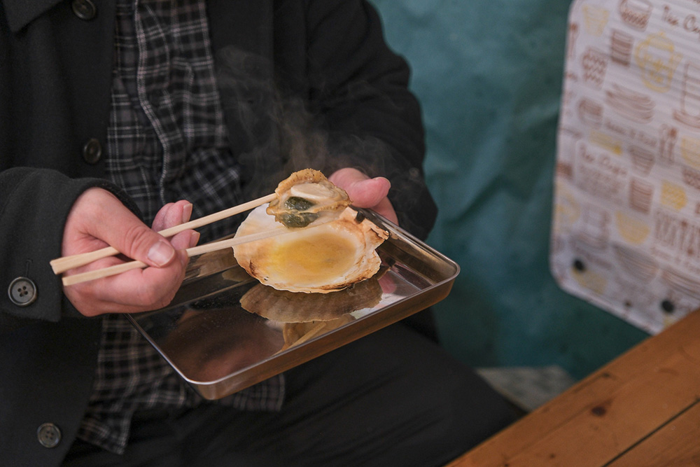 少年Bさんは焼き上がったホタテを