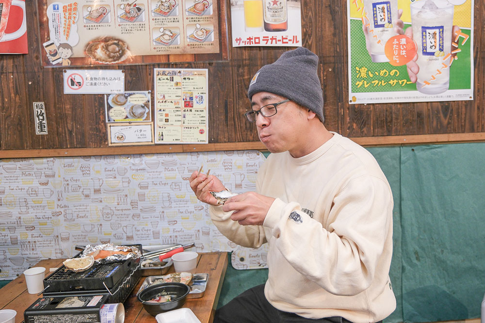 牡蠣を頬張る杉本清隆さん