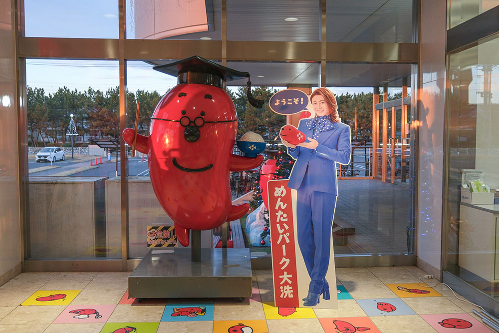 入り口にあったマスコットキャラクターのタラコン博士と氷川きよしさん、その手にはタラピヨ