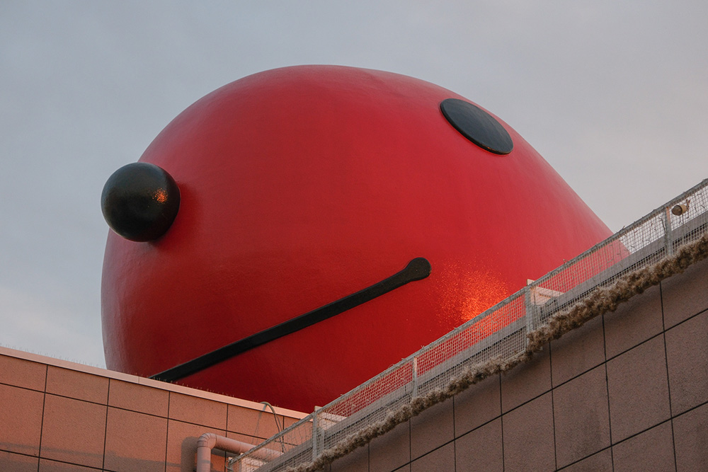 めんたいパークの建屋の上には巨大なタラピヨが