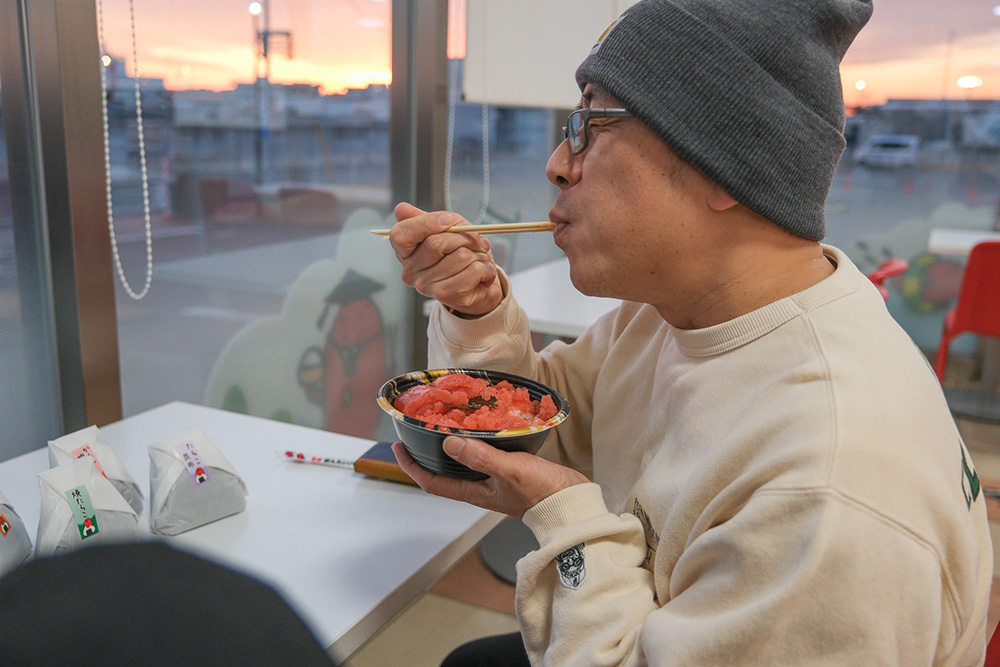 めんたいパークのめんたい丼を頬張る杉本清隆さん