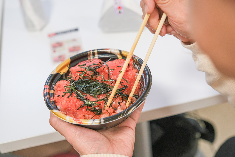 めんたい丼に付属の海苔と旨ダレをかけていただきます