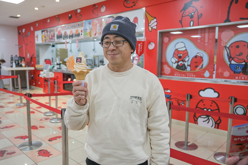追加でつぶつぶめんたいソフトクリームを購入した杉本清隆さん