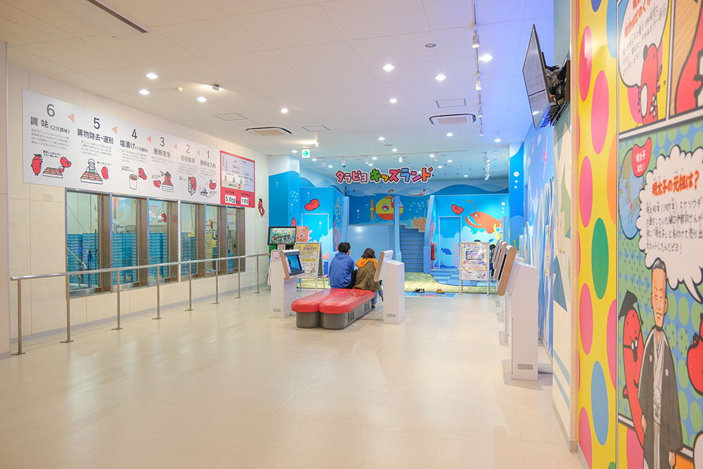 見学ギャラリーには子供が楽しめるアイテムがたくさん