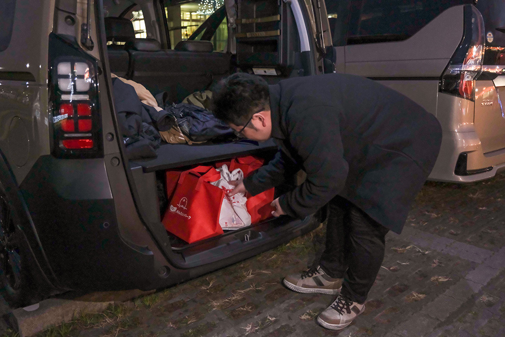 Hondaフリードのラゲッジスペースにお土産を置く少年Bさん