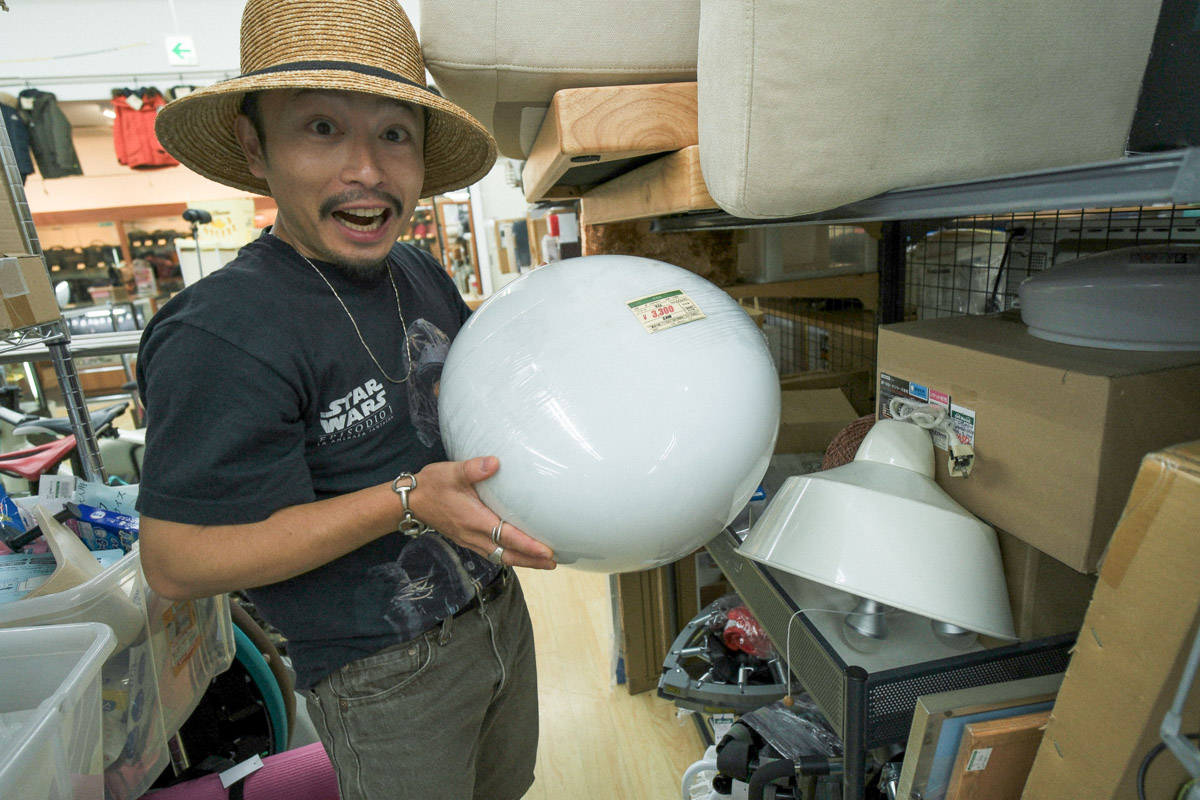オールドイケアの商品を持って喜んでいるキサムズさん