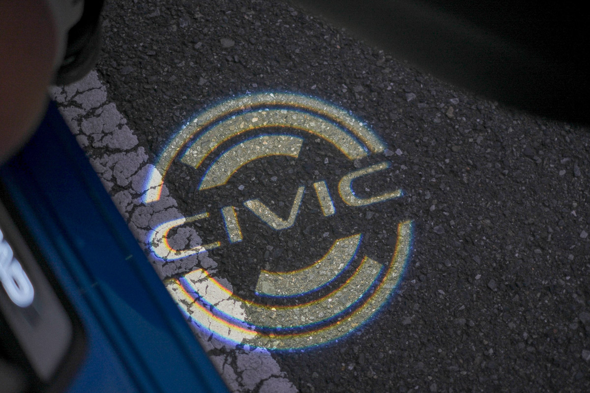 運転席下には隠れCIVICのライト