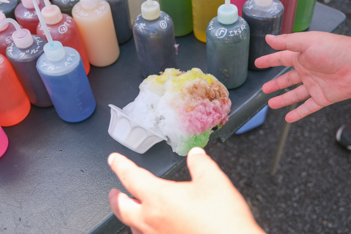 上が重すぎて倒れてしまったかき氷