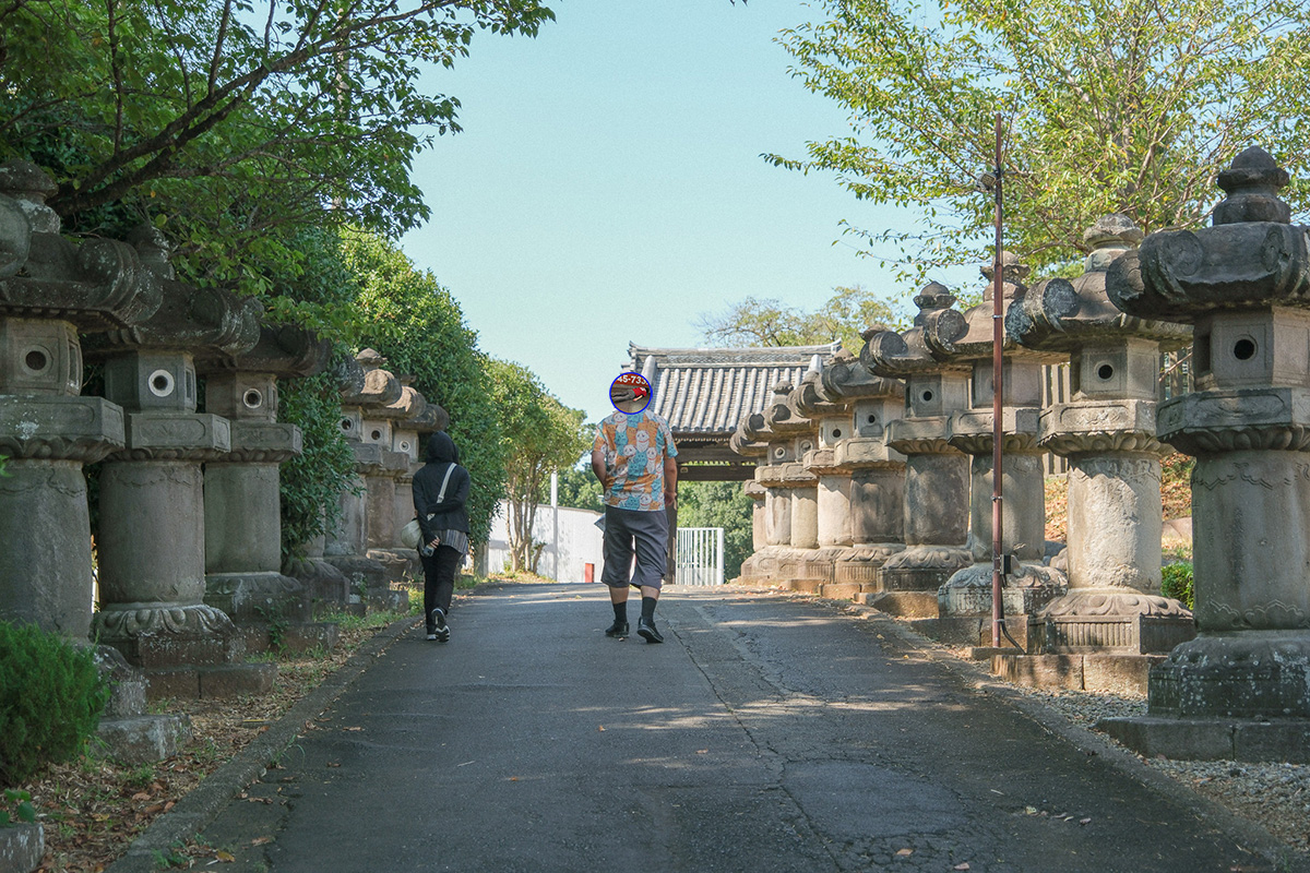 増上寺から移築してきた石灯篭がたくさん並んでいる