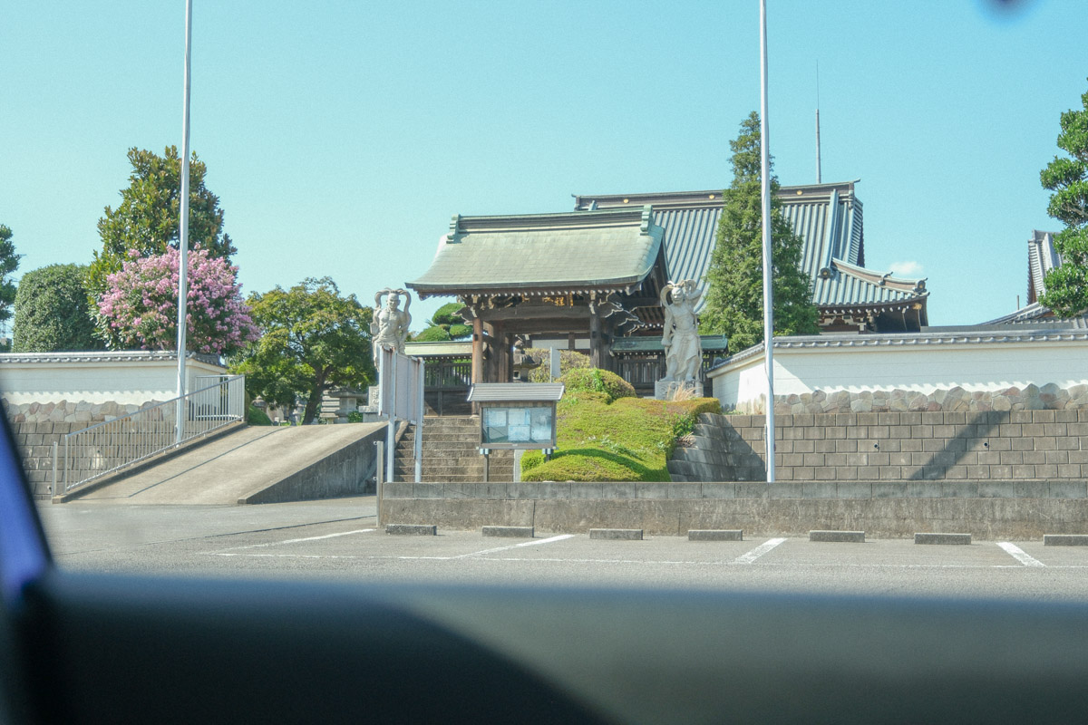 車内から見えた大きな巨像が門に立つお寺