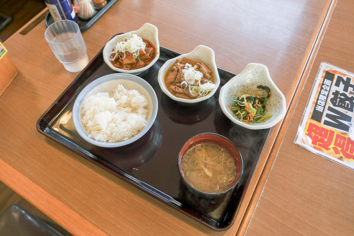 パンチ食べくらべ定食が到着
