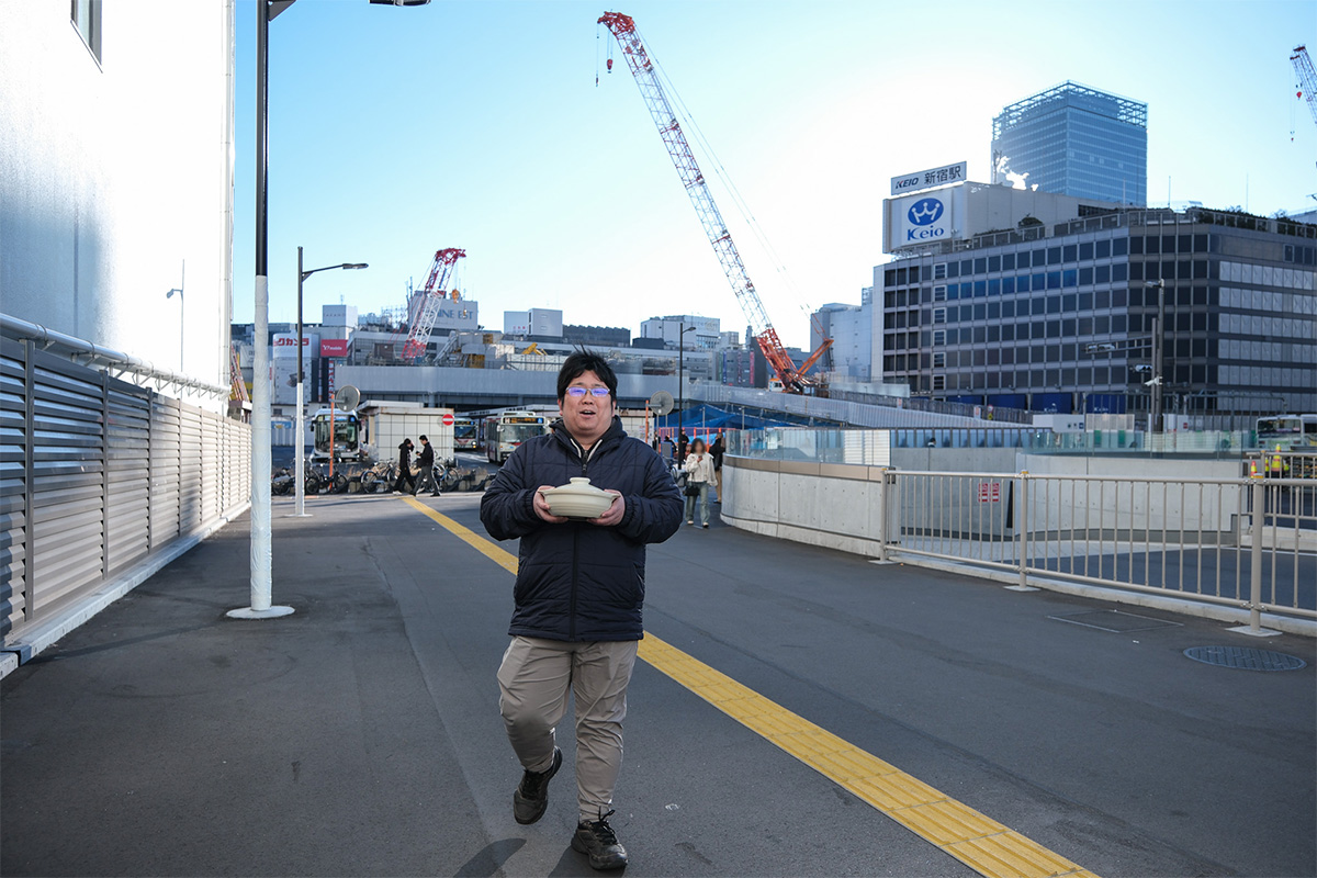 新宿駅に鍋だけを持って現れる少年B