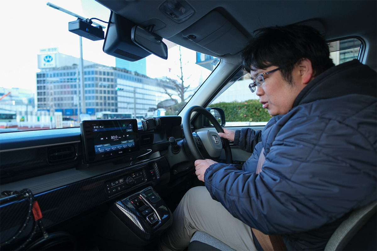 初めての電気自動車に緊張している少年B