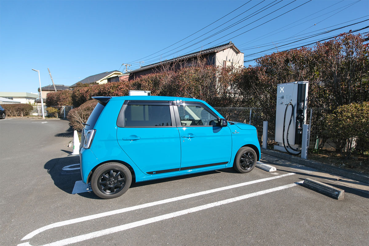 すかなごっその急速充電スタンドでホンダN-one eの充電をする