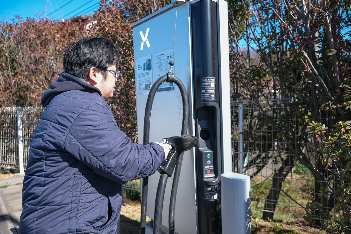 PowerXの充電スタンドからホースを取り出す