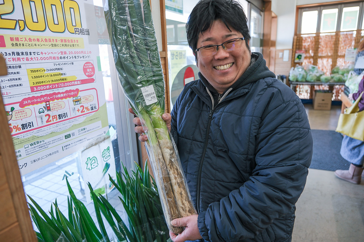 土のついた長ネギを手に持つ少年B