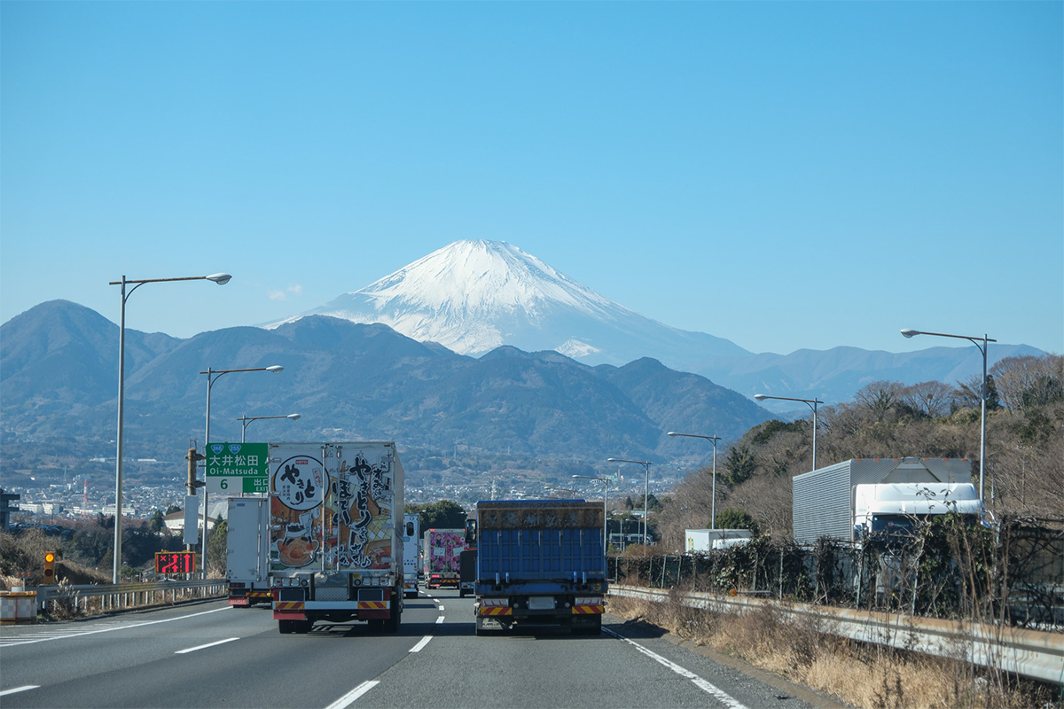 道中の高速道路から見える富士山