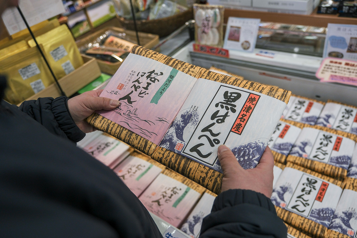 焼津名物黒はんぺんと桜エビはんぺんを手に取る少年B