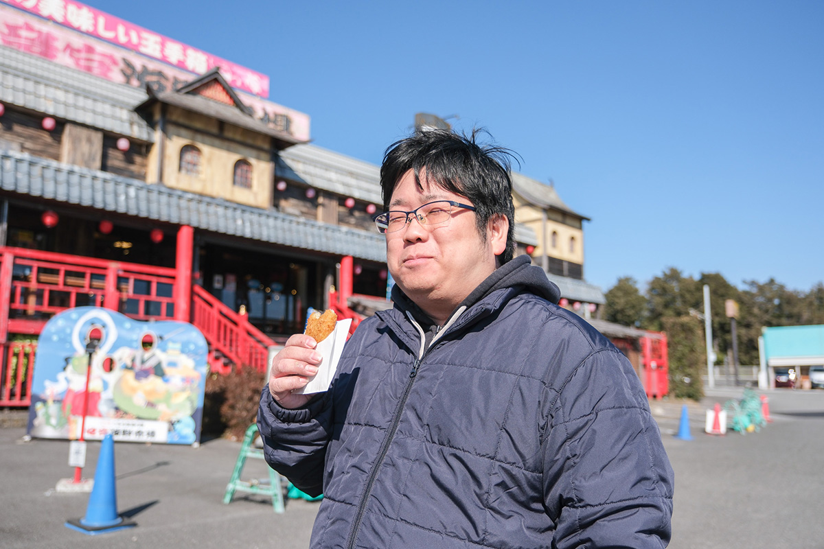 龍宮海鮮市場でゲットしたコロッケを頬張る少年B
