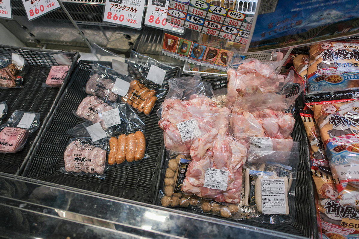 地元の鶏肉が売られていた