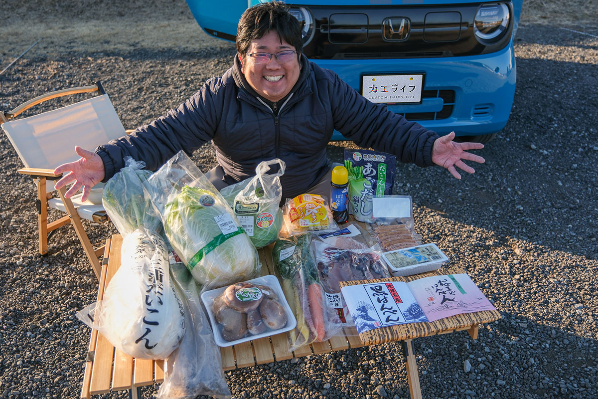 すしざんまいの定番ポーズをしながら購入物紹介