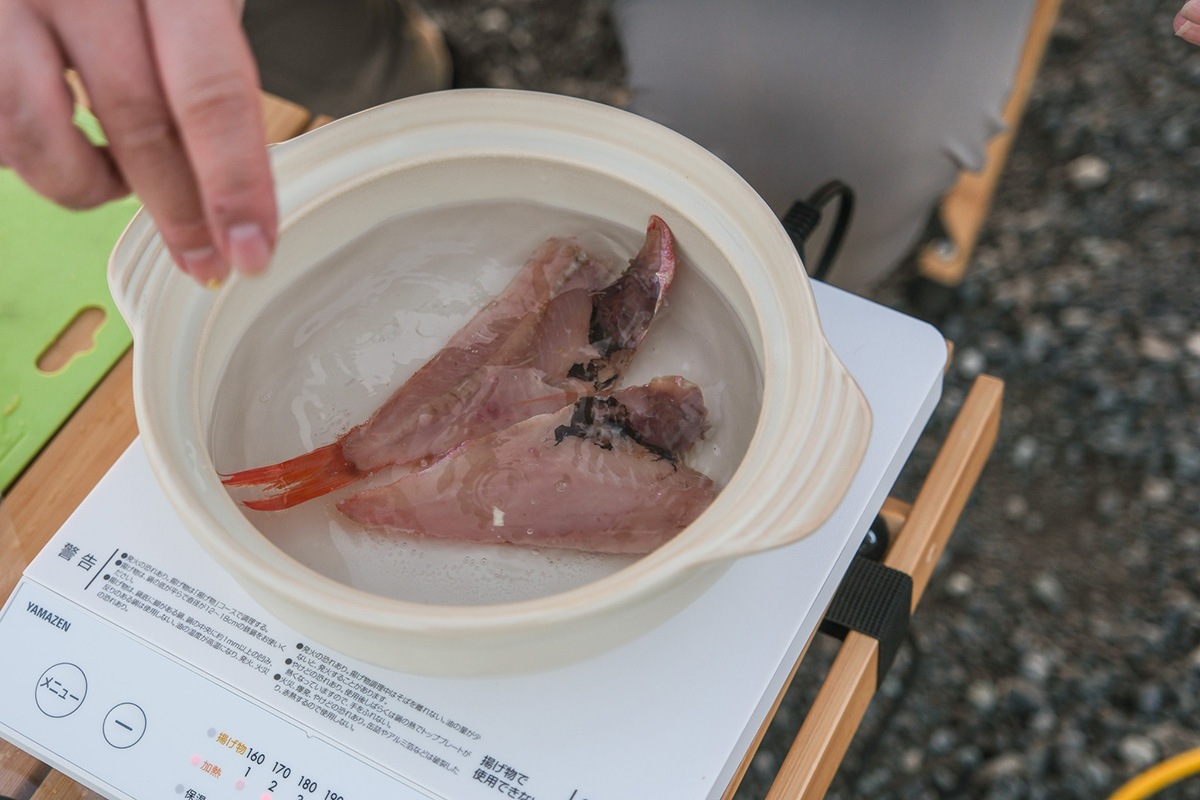 ITクッキングヒーターで干物鍋の調理をする少年B