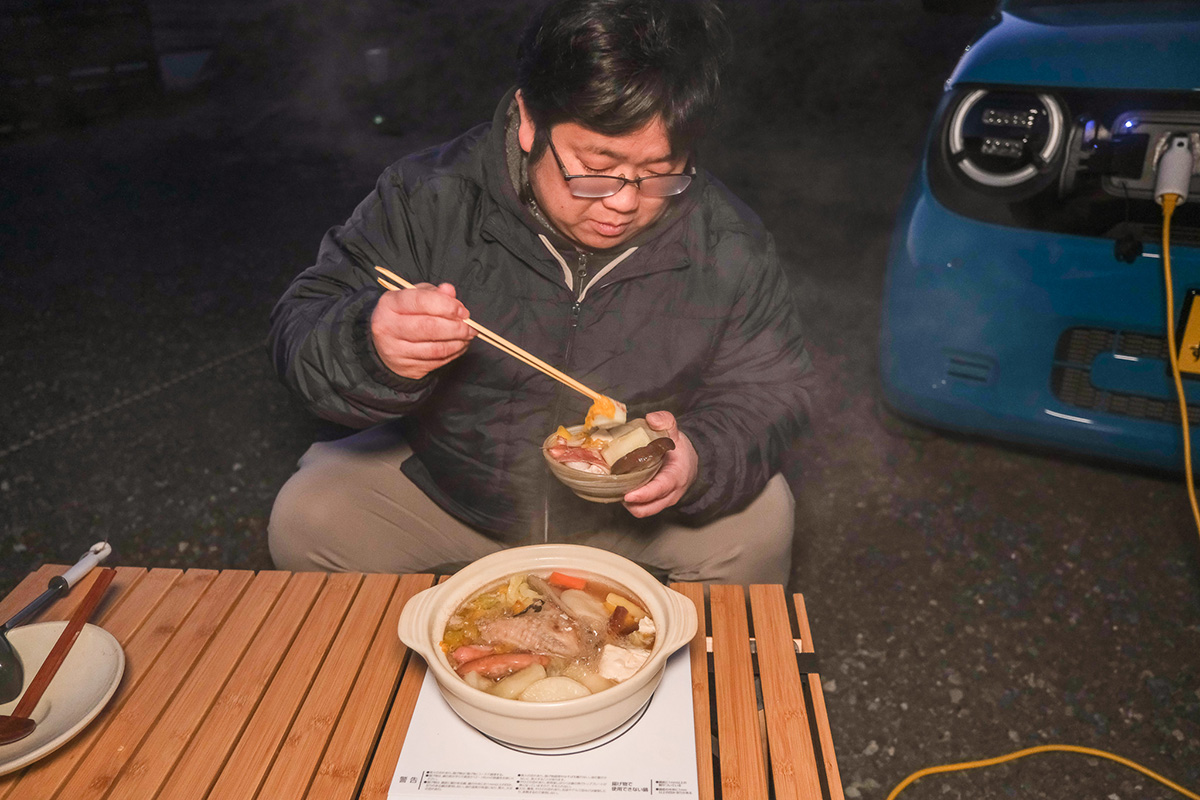 完成した鍋を皿に取り分ける