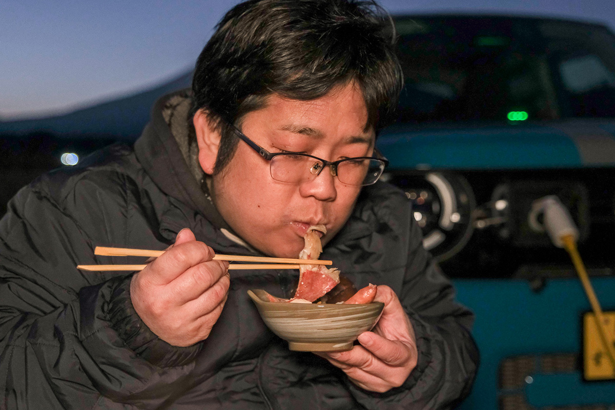 干物を食べる少年B