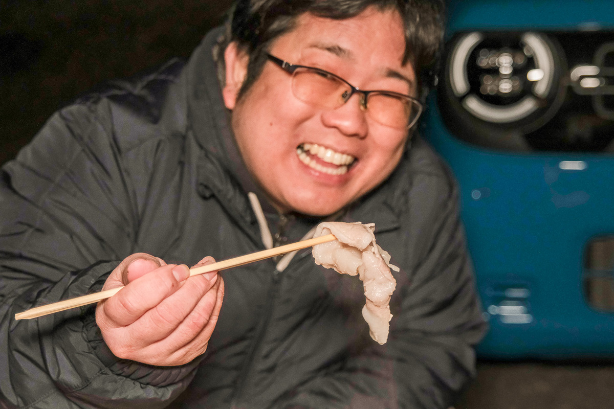 お肉を頬張る少年B