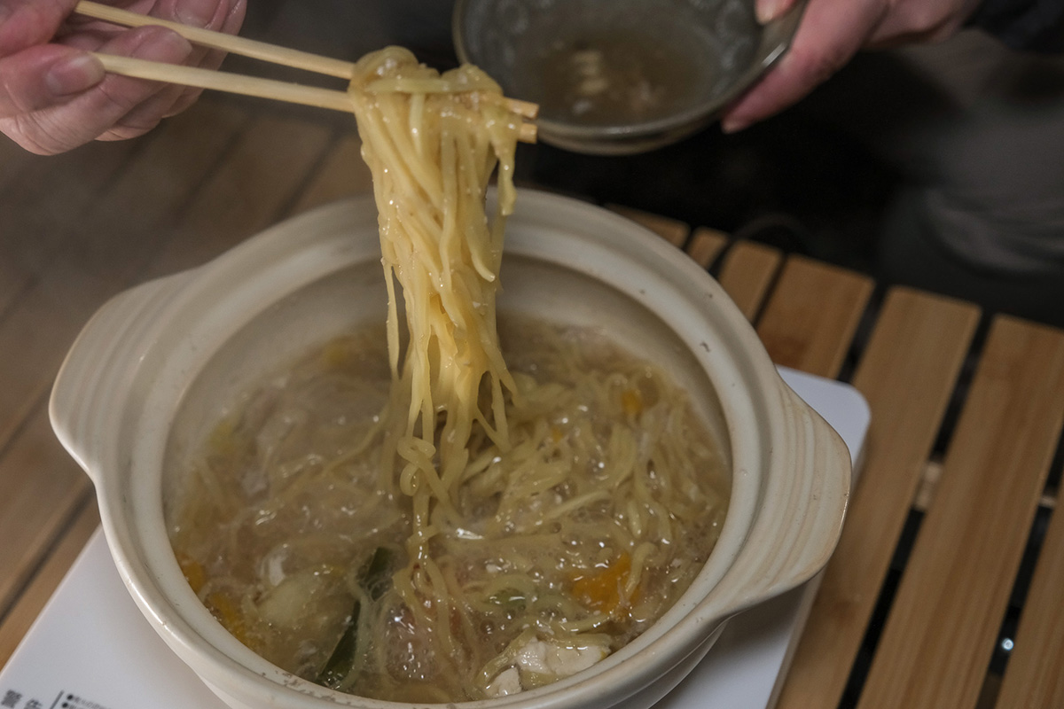 シメにラーメンを食べる少年B