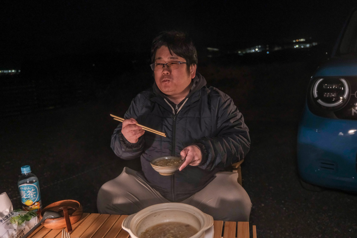 満足そうな顔おしながら鍋を頬張る少年B