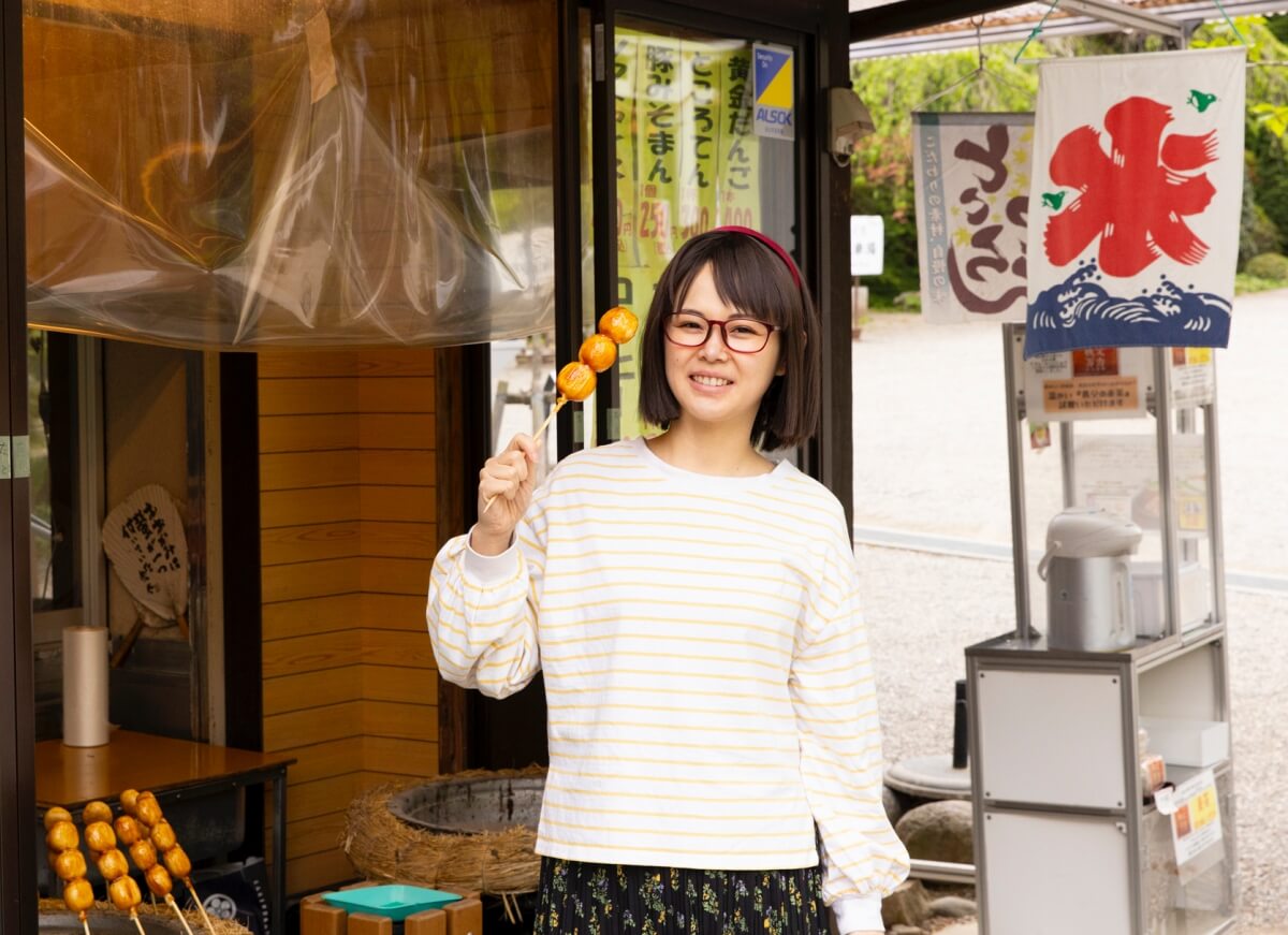 01_埼玉県長瀞の宝登山神社の売店で黄金だんごを手にするツマミ具依さん