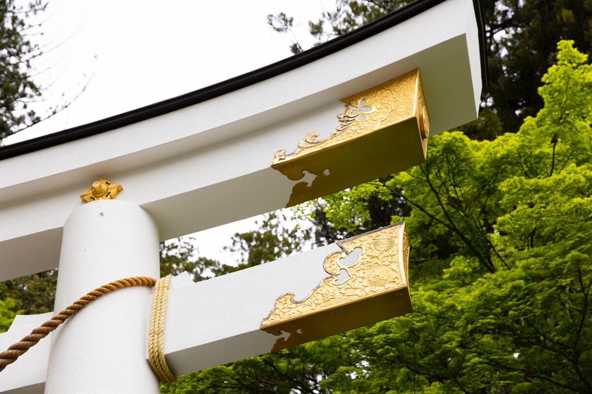 二の鳥居に施された金色の模様