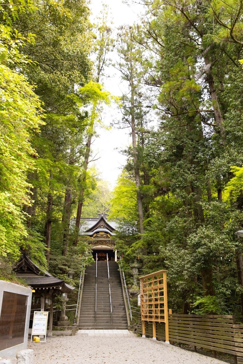 宝登山神社の本殿へと向かう階段