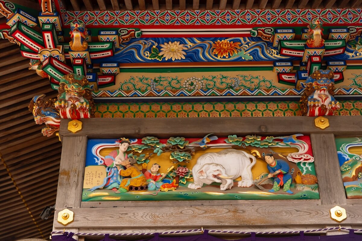 宝登山神社の欄間に施された「二十四孝」の彫刻