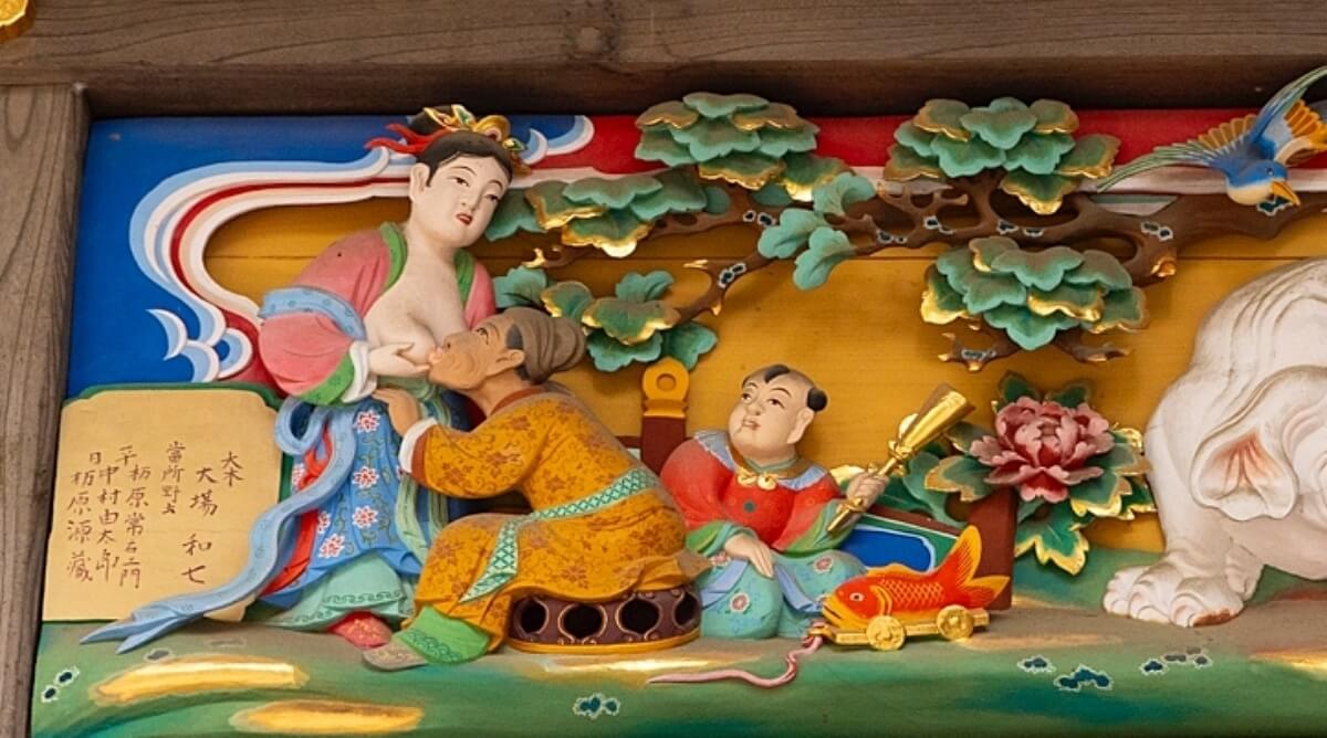 歯がなくて物が食べられないお姑さんを自分のお乳で養うお嫁さんの姿を描いた彫刻