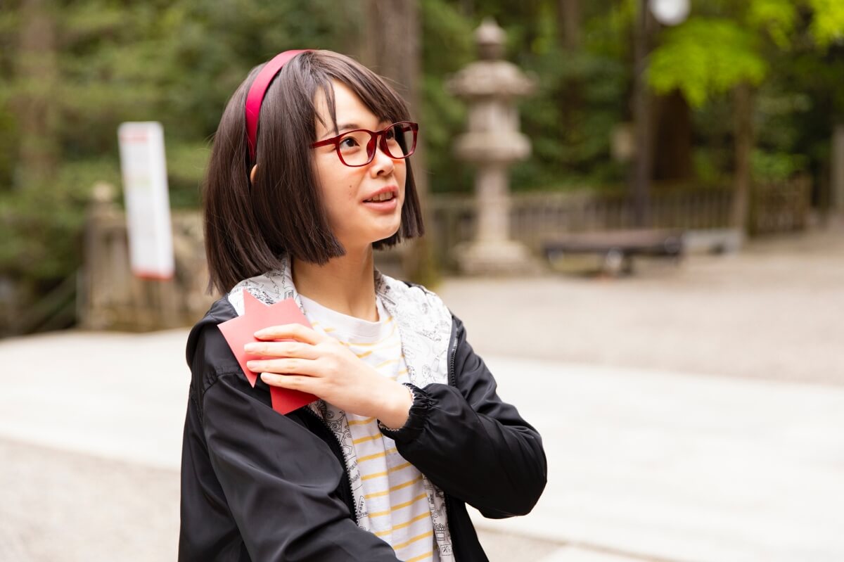 人形で体を撫でて自分の罪と穢れを人形に移すツマミ具依さん