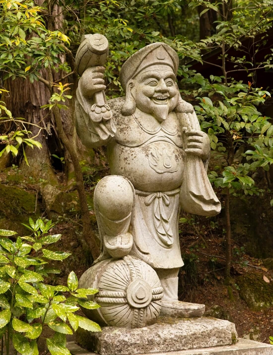 宝登山神社の境内にある大黒天の像
