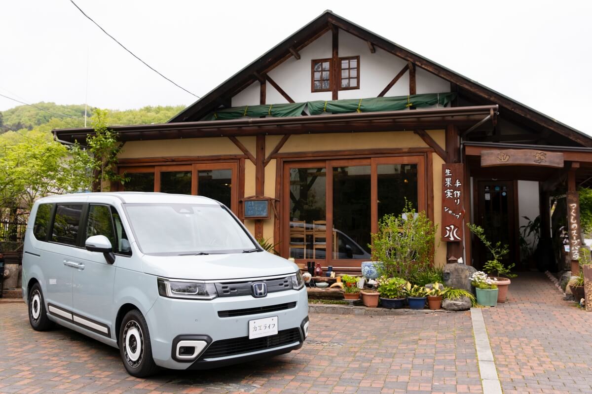 喫茶 山草の山小屋風の建物の前に停まっているステップワゴン AIR