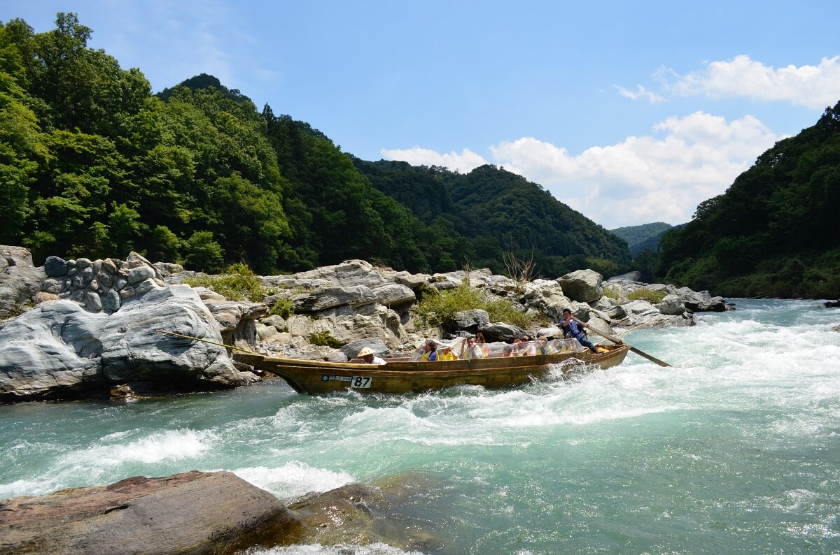 荒川を手漕ぎの船で下る長瀞ライン下り