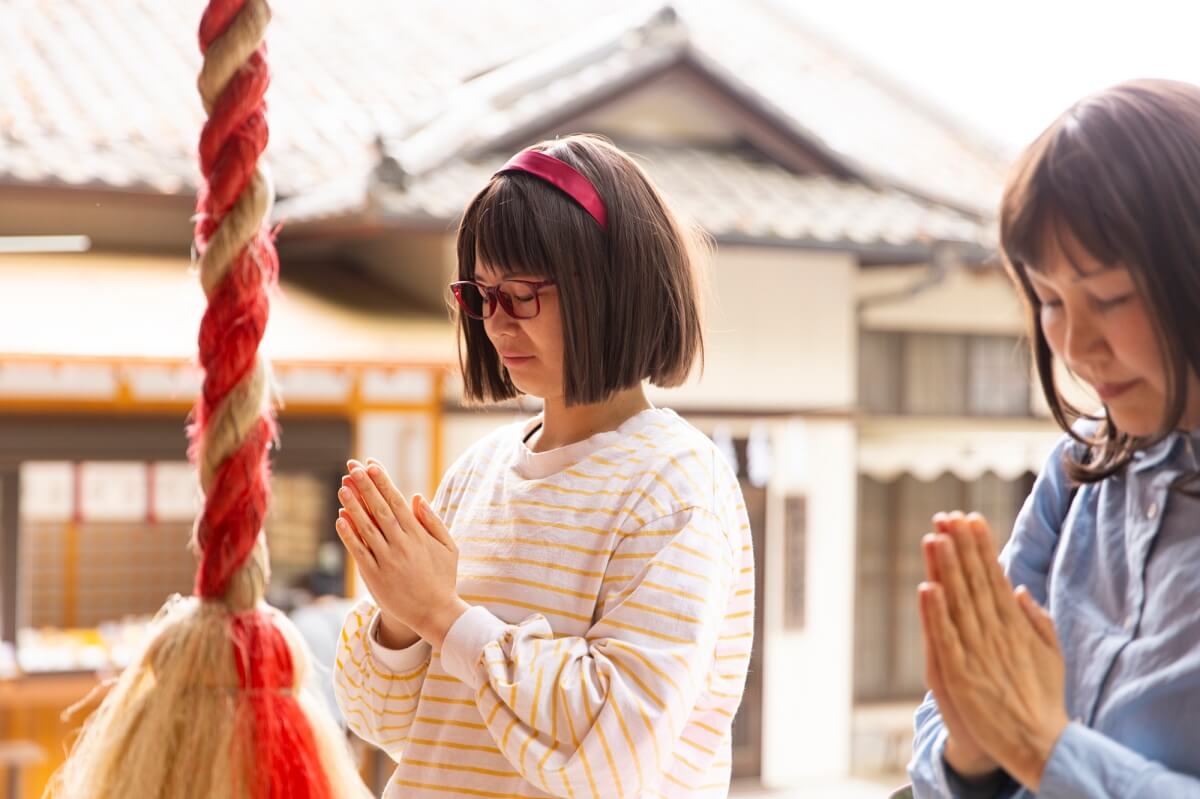 47_聖神社の本殿で金運アップを祈願する女性たち