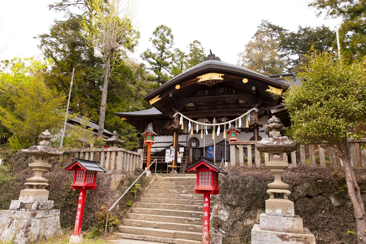 小鹿神社の境内