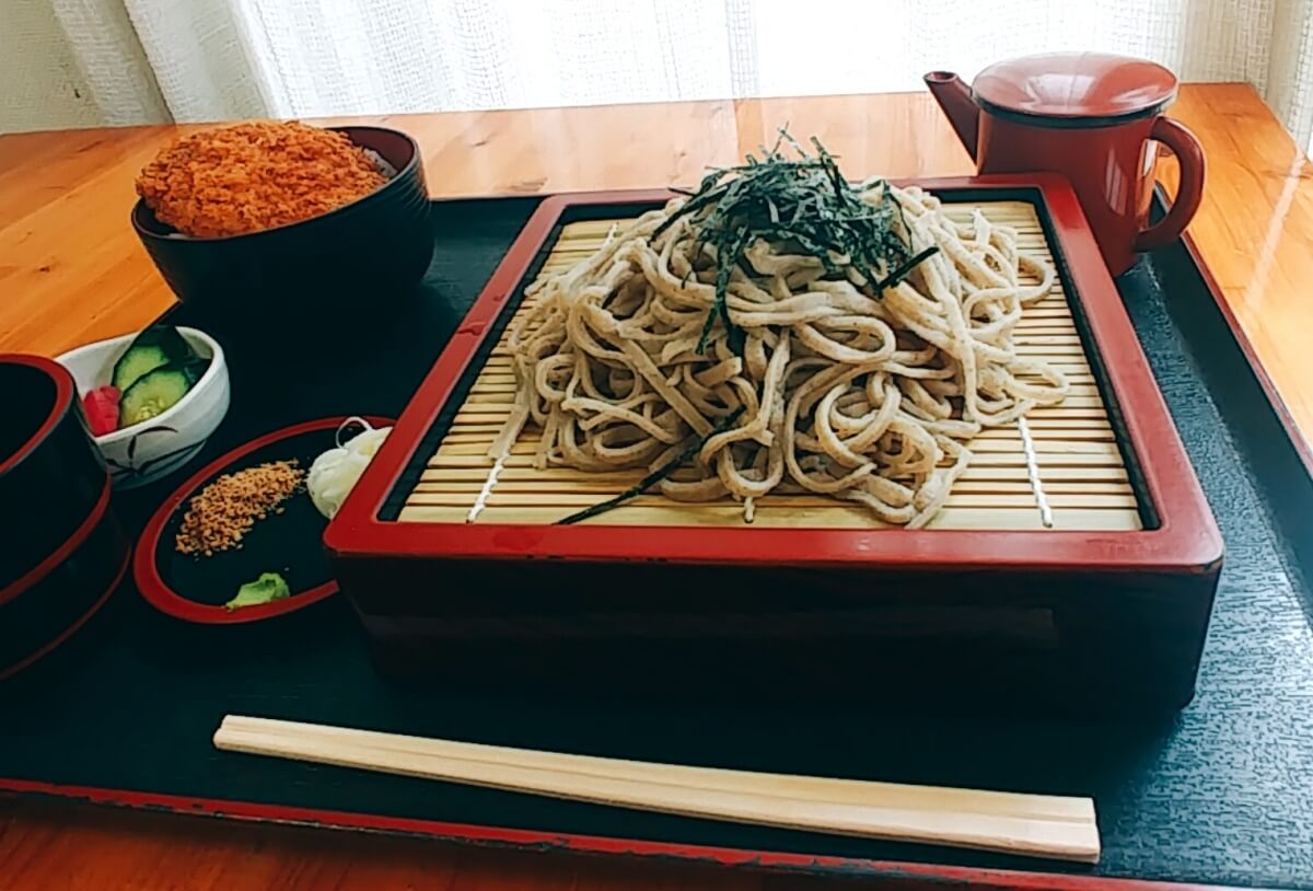 道の駅　両神温泉薬師の湯にある食堂の手打ち蕎麦とわらじかつ丼のセット