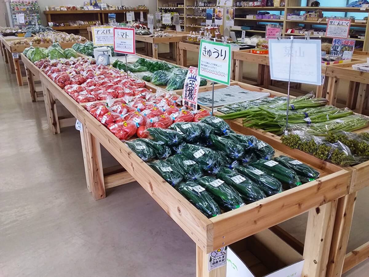 道の駅 両神温泉薬師の湯の直売所に並ぶ新鮮な地元の野菜