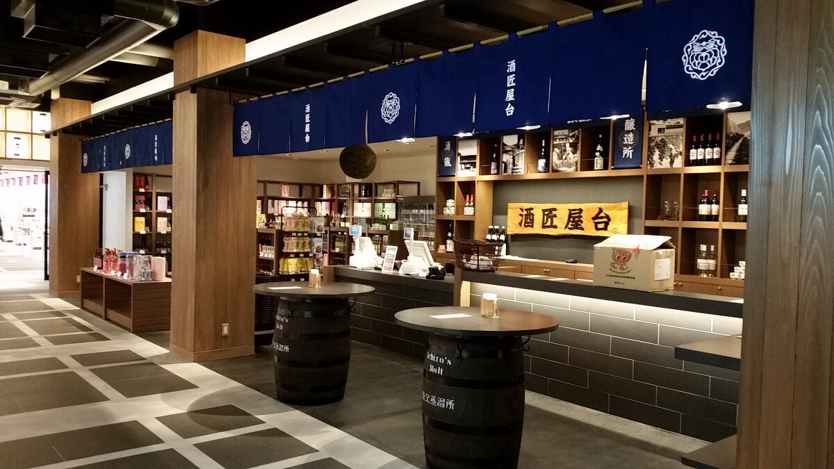 「西武秩父駅前温泉 祭の湯」内、秩父の名酒をそろえた「酒匠屋台」