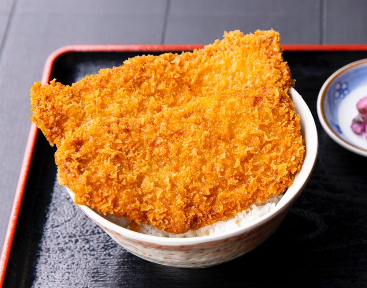 西武秩父駅前温泉 祭の湯のフードコートで秩父名物わらじかつ丼（並）を食べる
