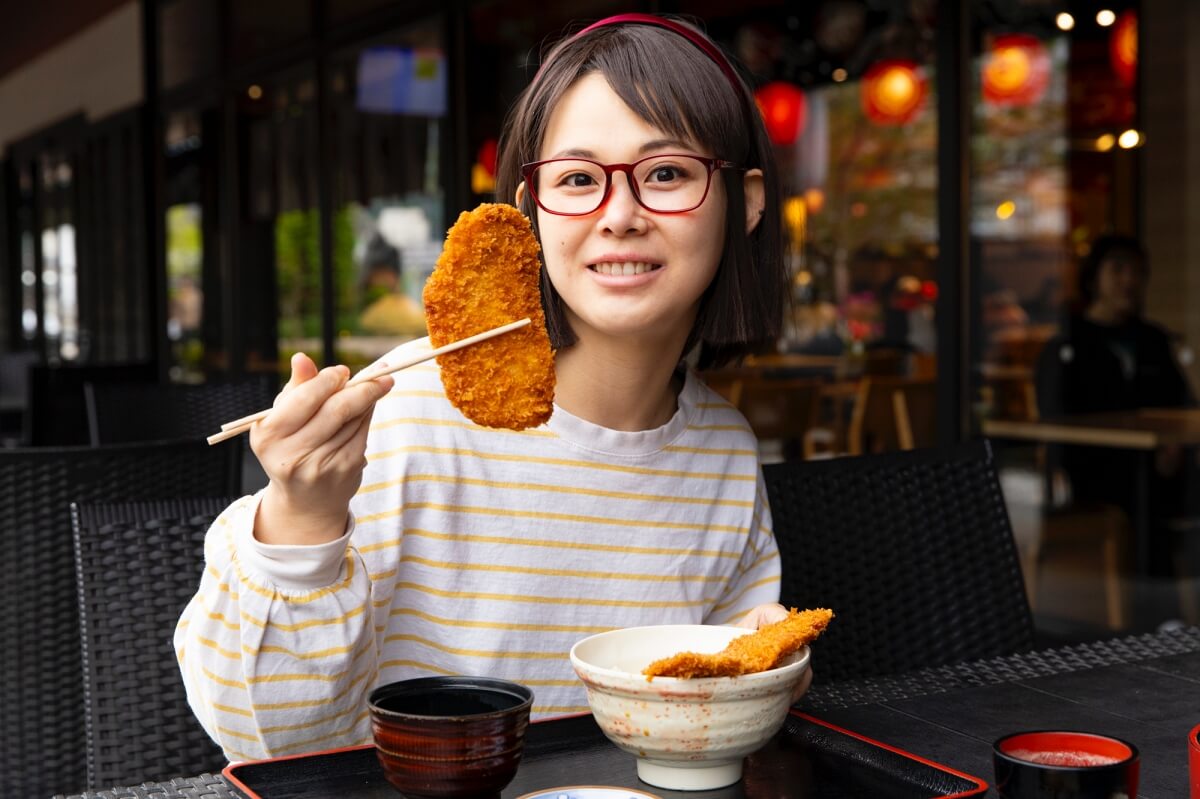 秩父のご当地グルメのわらじかつ丼を食べるツマミ具依さん