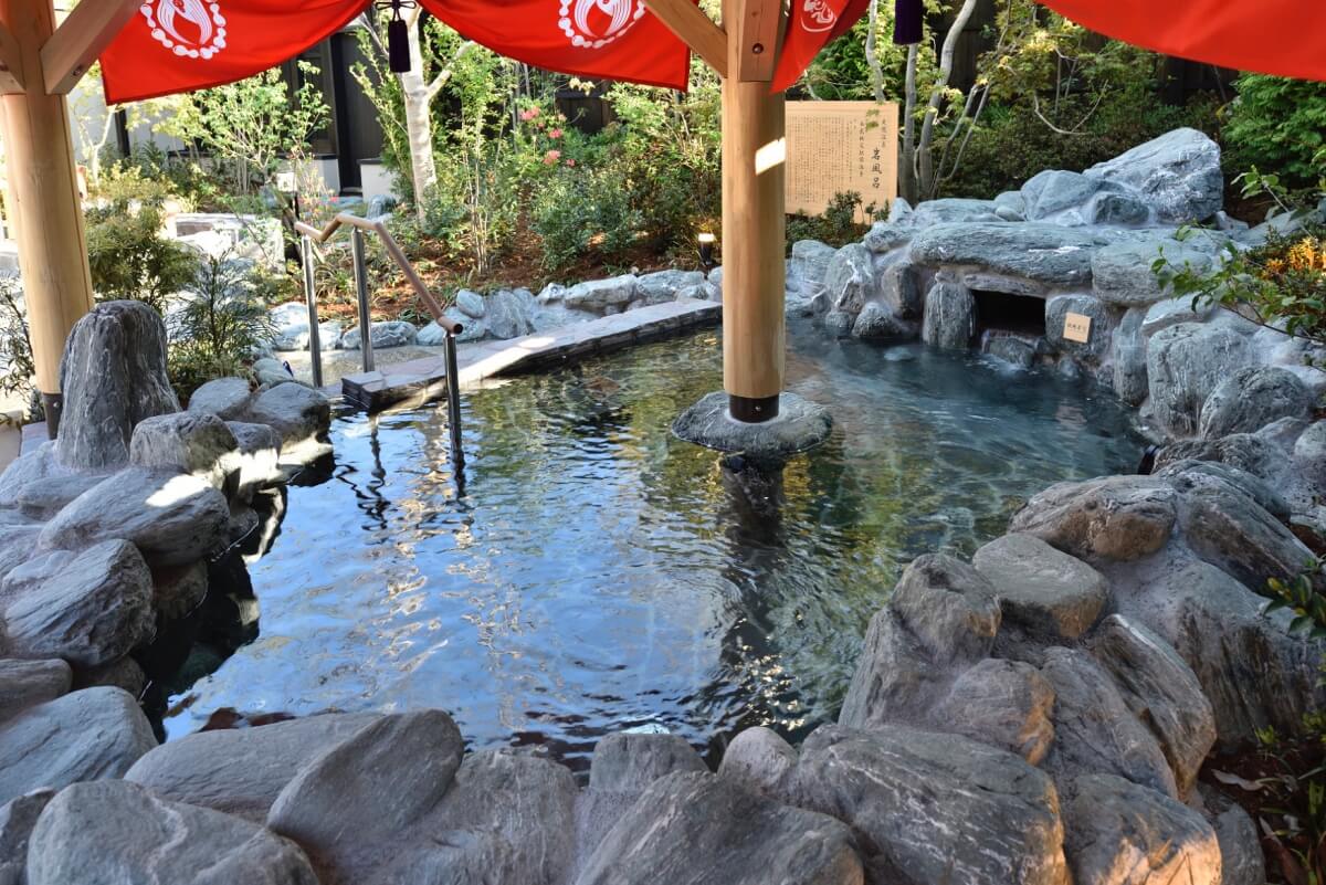 西武秩父駅前温泉 祭の湯の天然温泉「岩風呂」