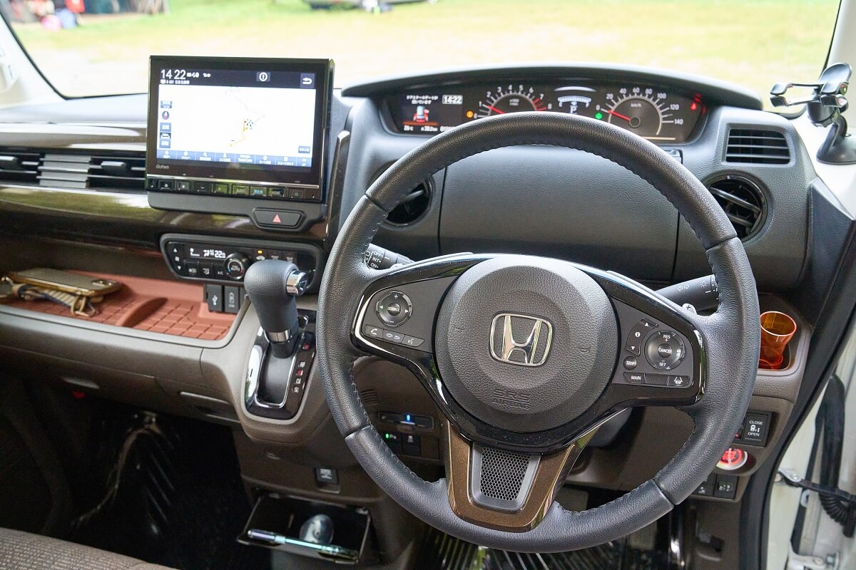 N-BOXの本革巻きのステアリングホイール